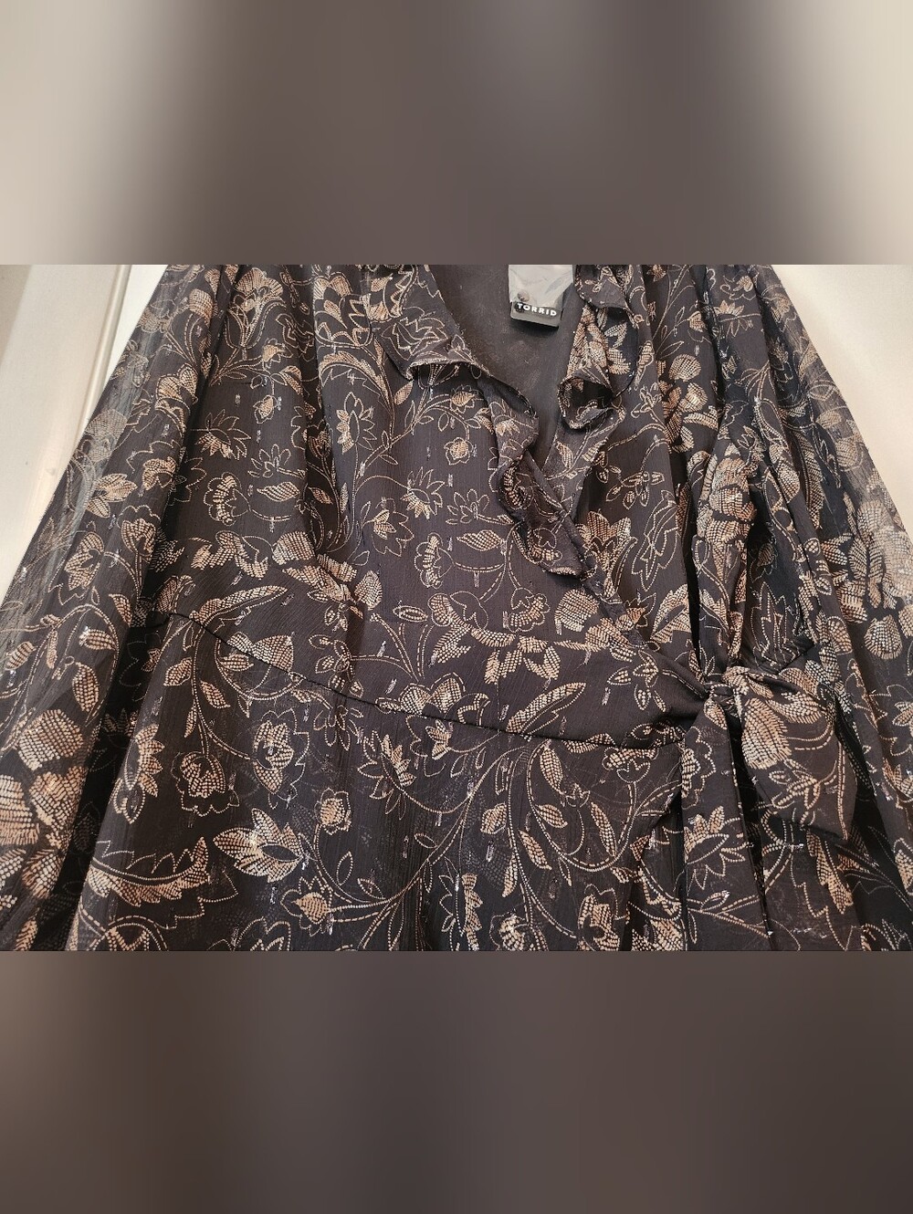 Torrid Black & Gold Sparkly Floral Long-Sleeve Chiffon Blouse Long Size 3x NWT - Picture 3 of 10